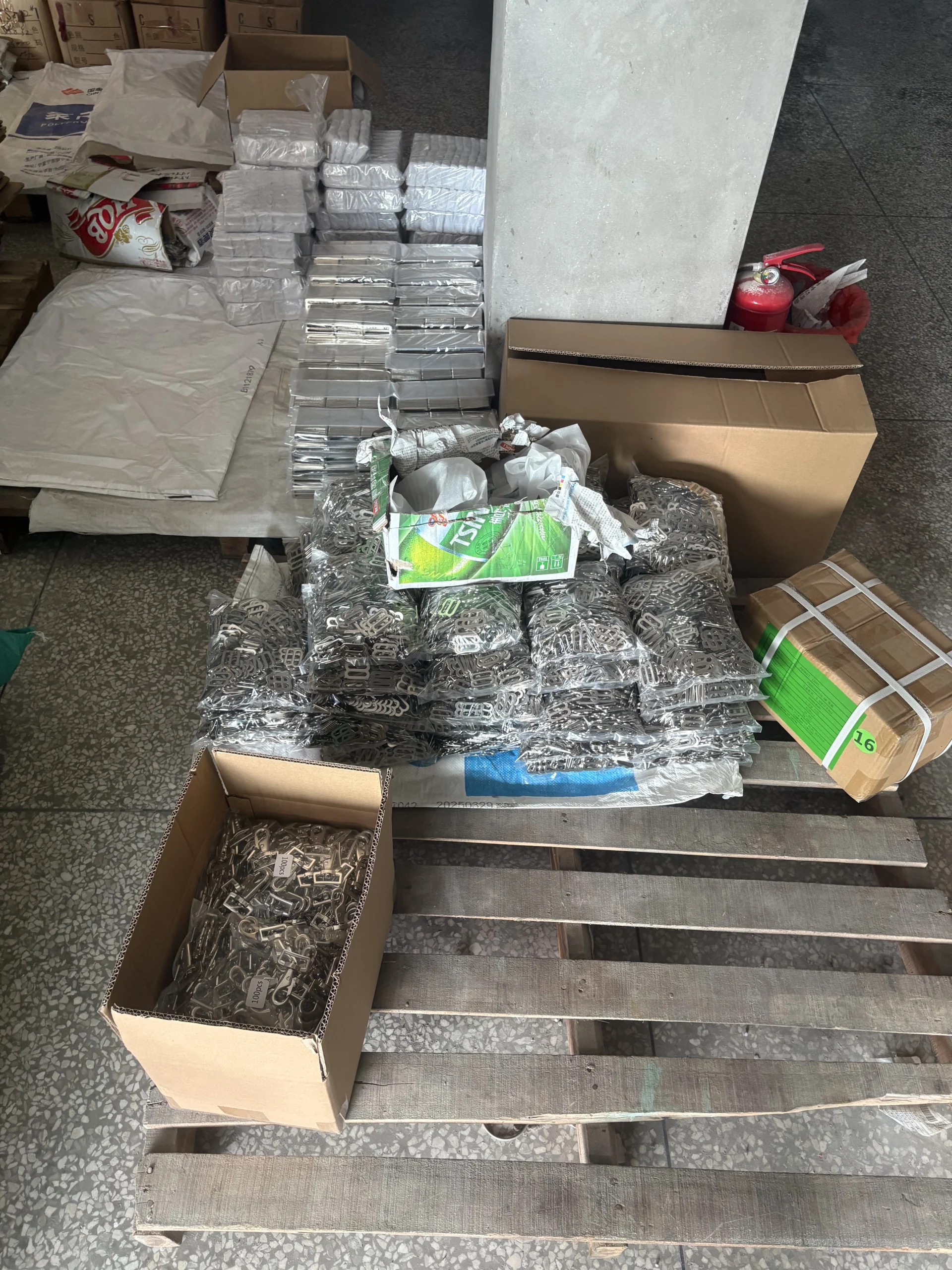 Quality inspection of metal hardware at Jinxing Hardware